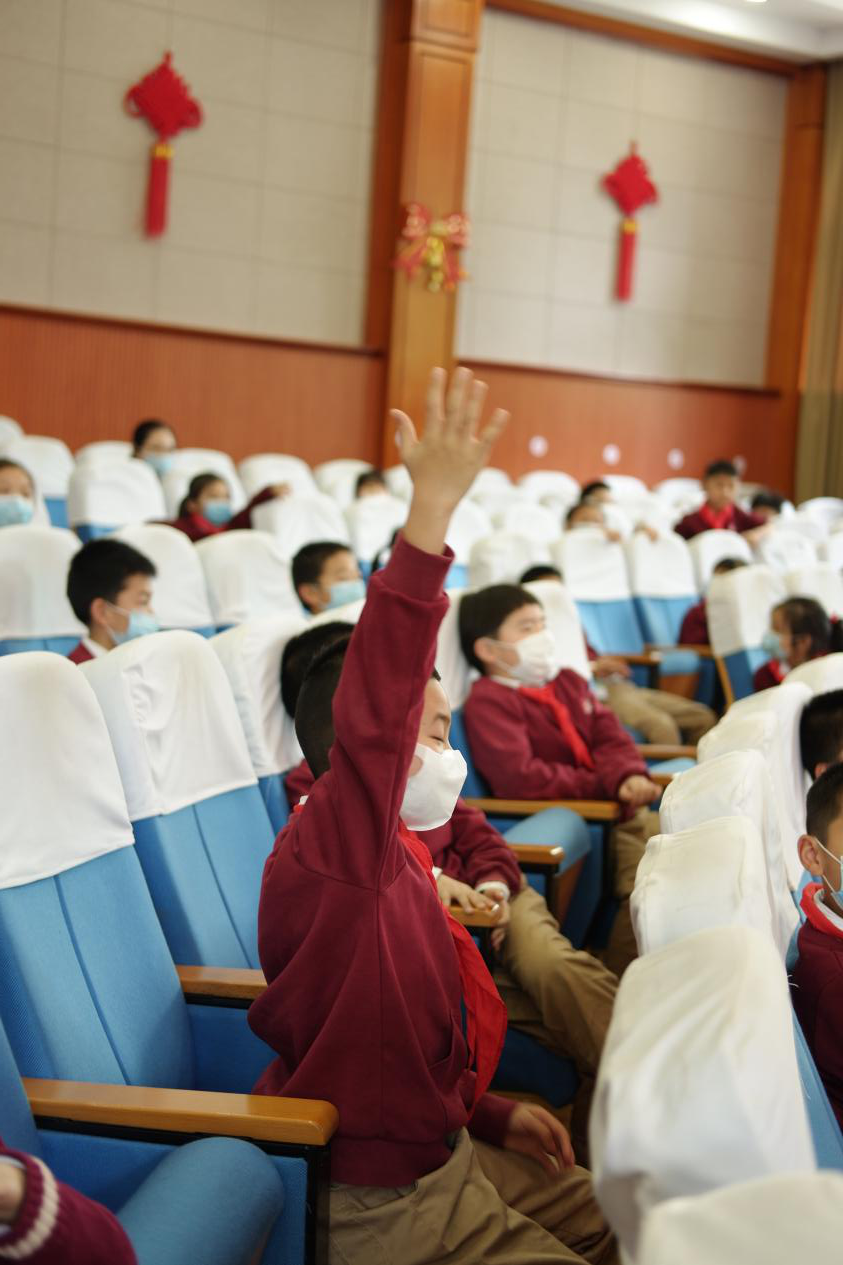 弘扬伟大的抗疫精神书生小学稚童心头有逆行之花一路明艳