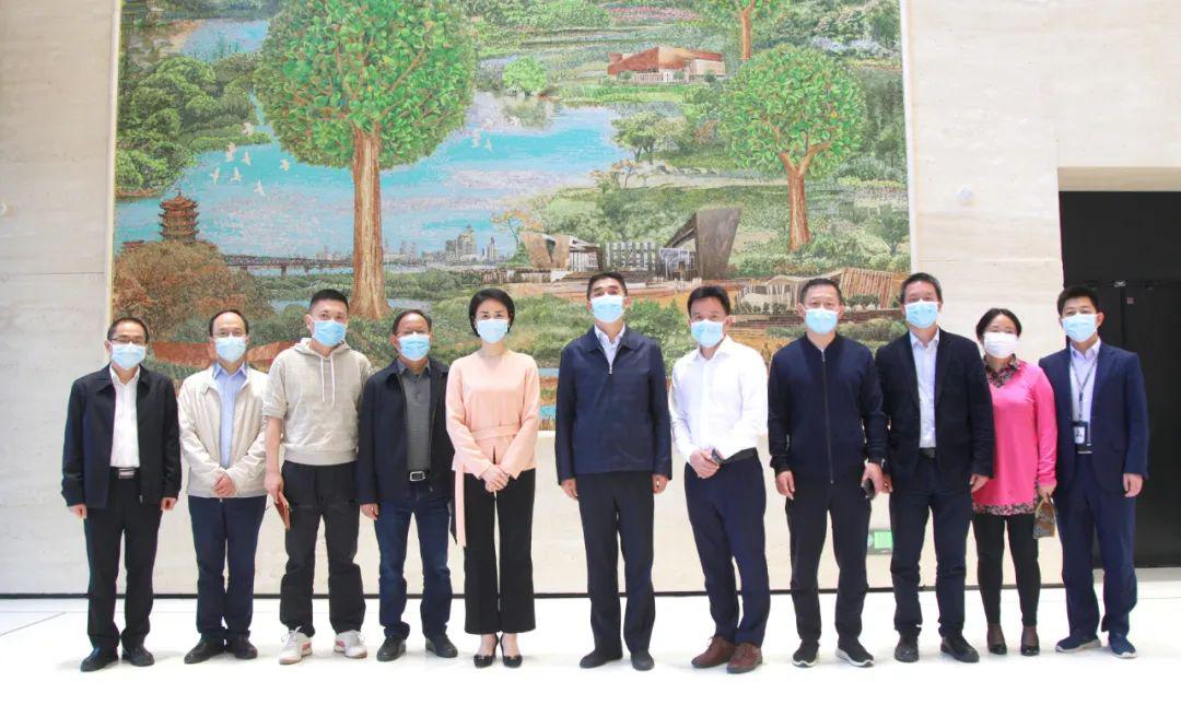 汉阳区委书记区长徐丽一行登门感谢武汉地产集团驰援抗疫