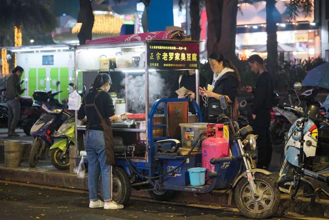 小推车上写着熟悉又亲切的字体:正宗臭豆腐