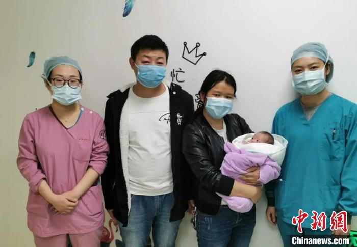 每日补液量;每天洗澡并做抚触按摩,锻炼肢体功能;黄疸严重了要照蓝光