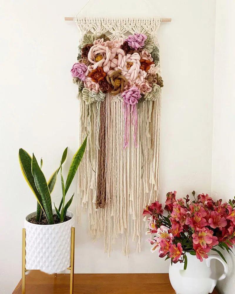 盛开在编织挂毯里的花朵