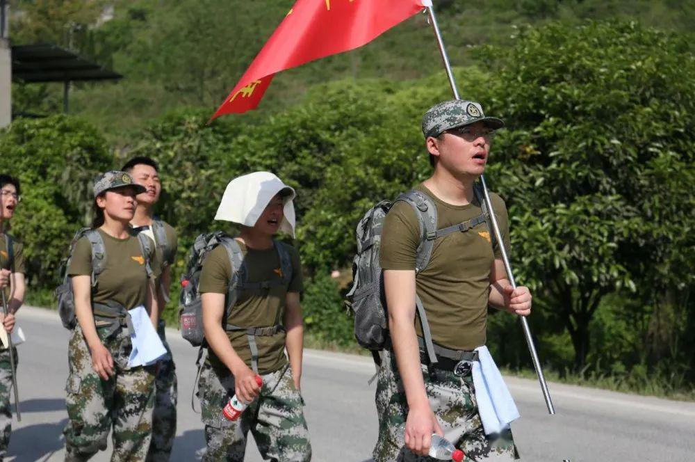 铁军训练特辑二烈日下的24公里负重拉练