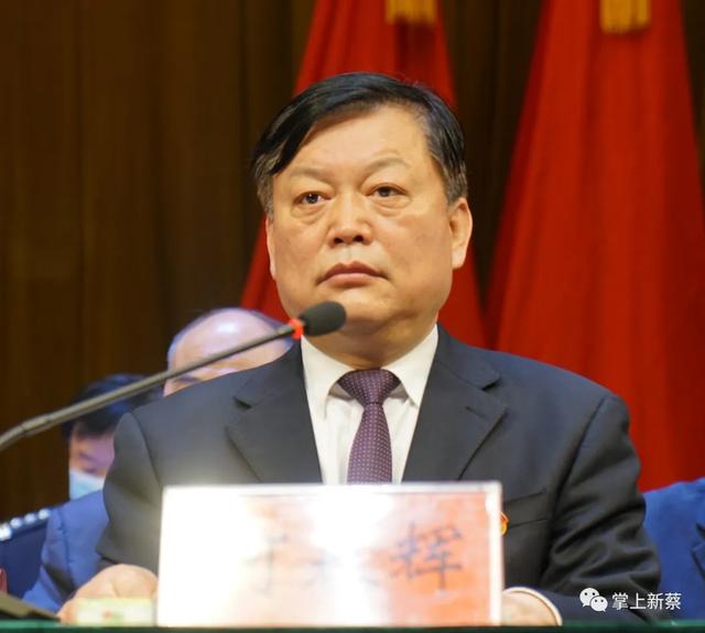 县委常委,组织部长何春辉宣读了县委,县政府关于表彰2019年度综合目标