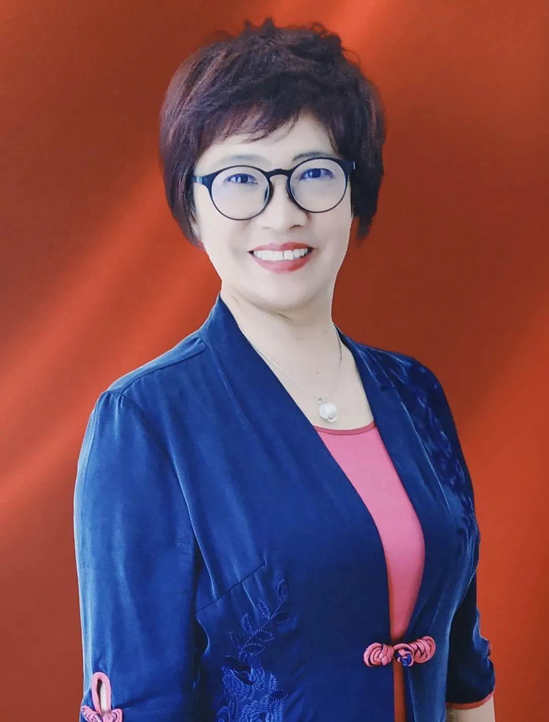 传媒学院播音与主持艺术系主任,教授,硕士生导师主持人:李丽主讲人:朱