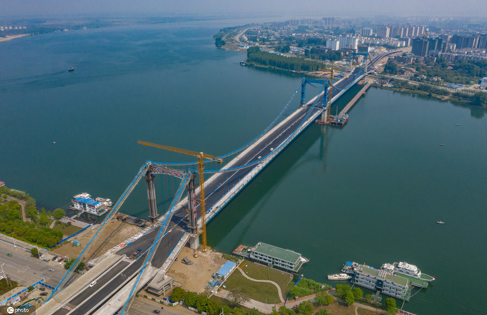 湖北襄阳:汉江首座三塔悬索桥主体工程基本完工_大桥