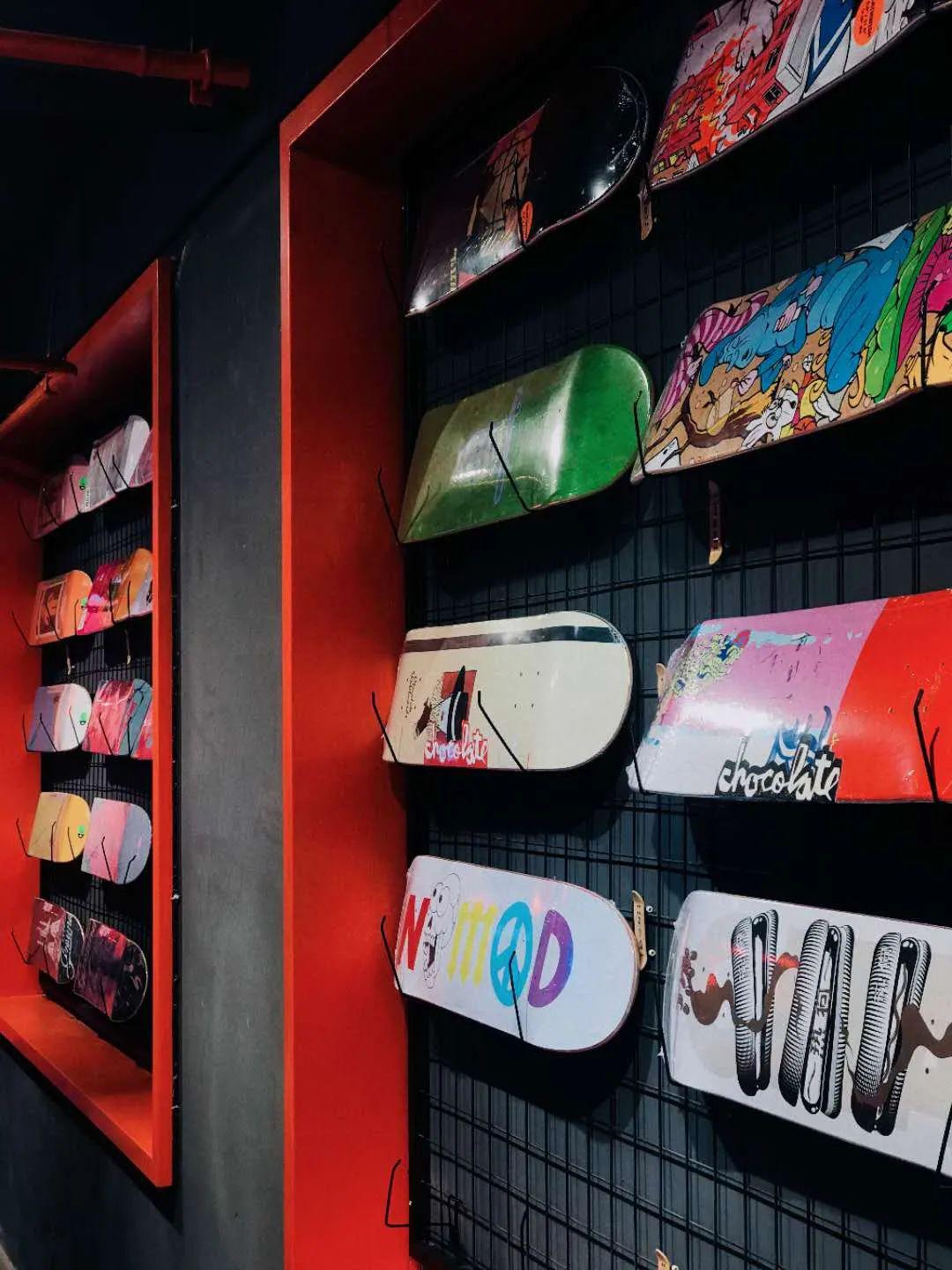 她从18岁开始玩滑板如今在西区开了一家滑板店好店清单