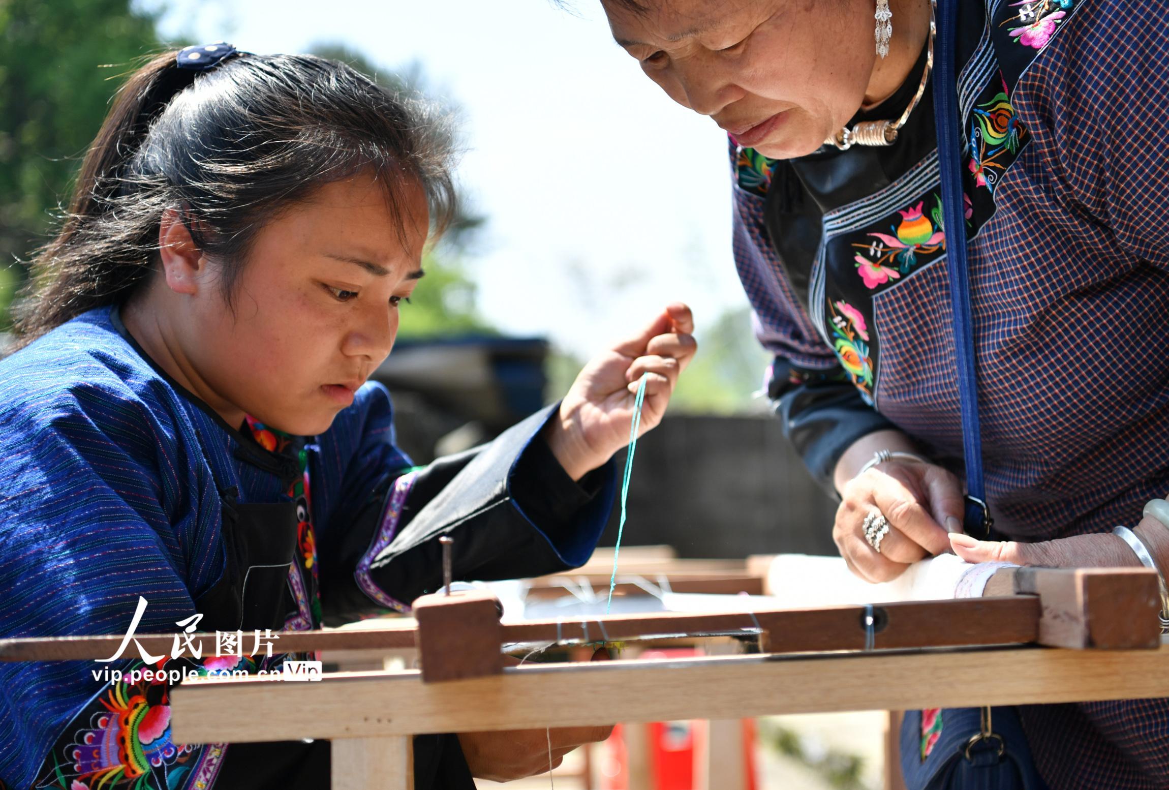 湖南花垣:学苗绣助脱贫