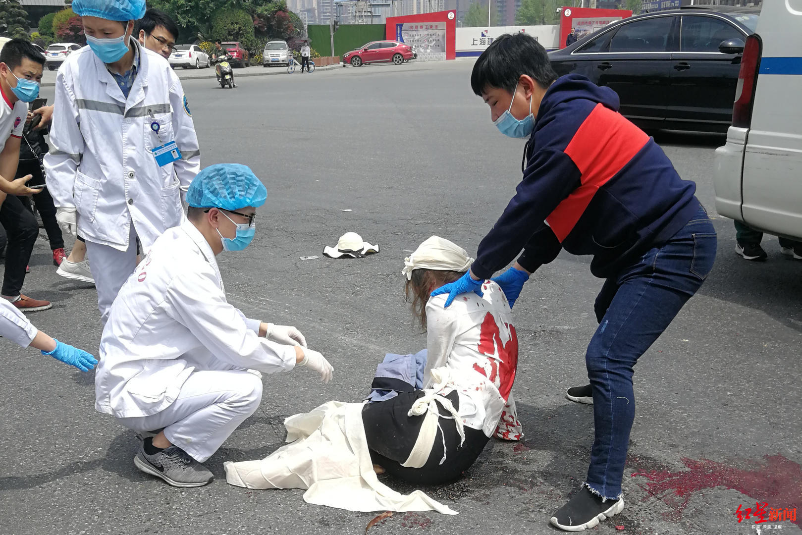 电动车与大货车相撞女子受伤严重 两路人拿出急救包熟练救援