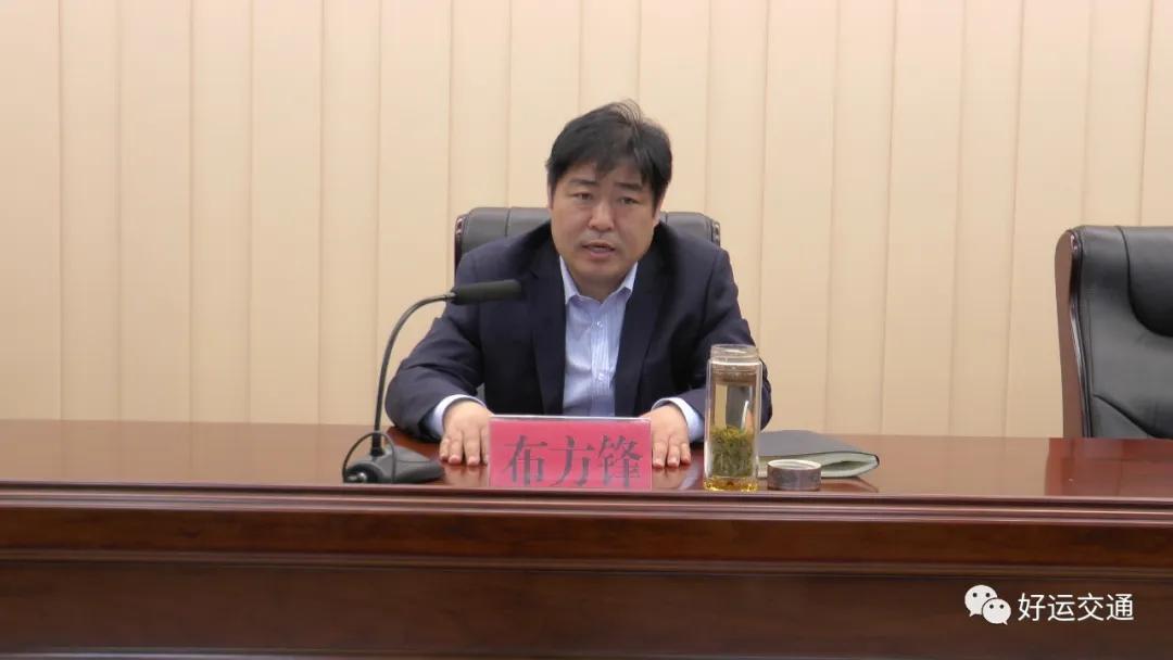 布方锋指出,推进农村通户道路硬化工作,直接关系着农民出行,农村面貌