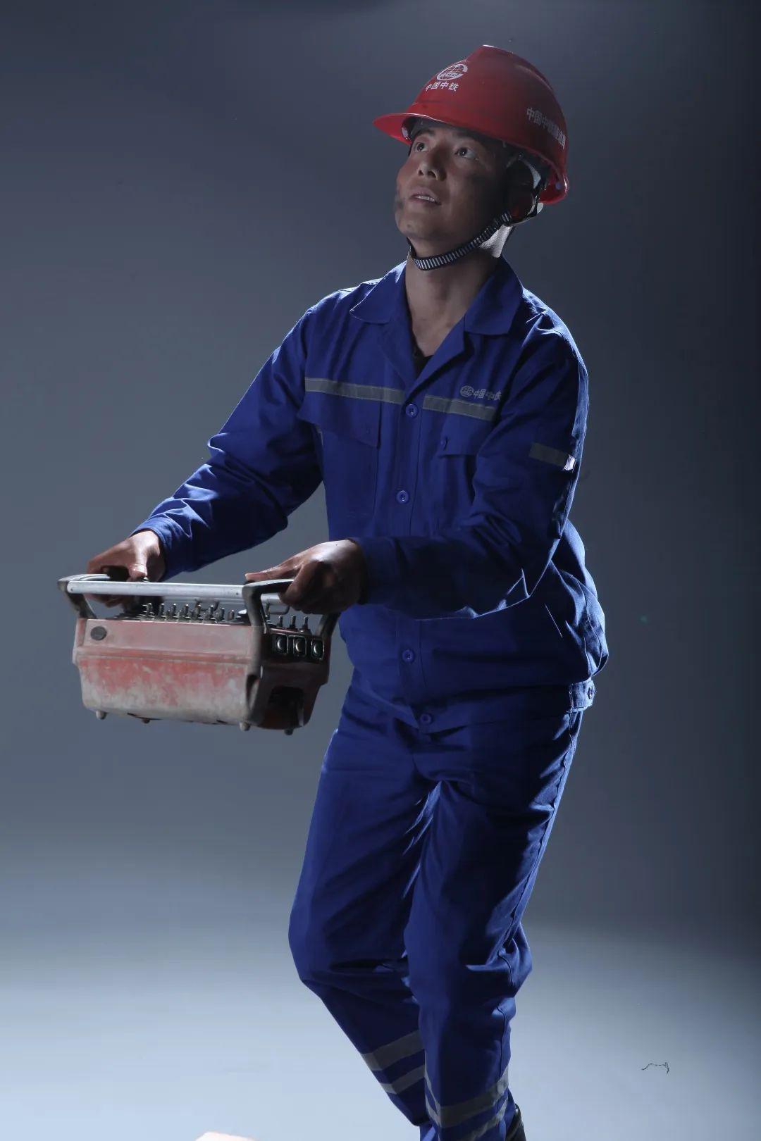 我是管片安装机操作员戳图片换装点靓隧天团我是维保工戳图片换装点靓