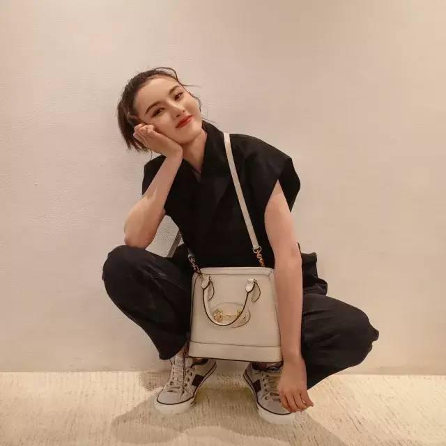 爆款制造机杨幂带货gucci新款小白鞋再登热搜