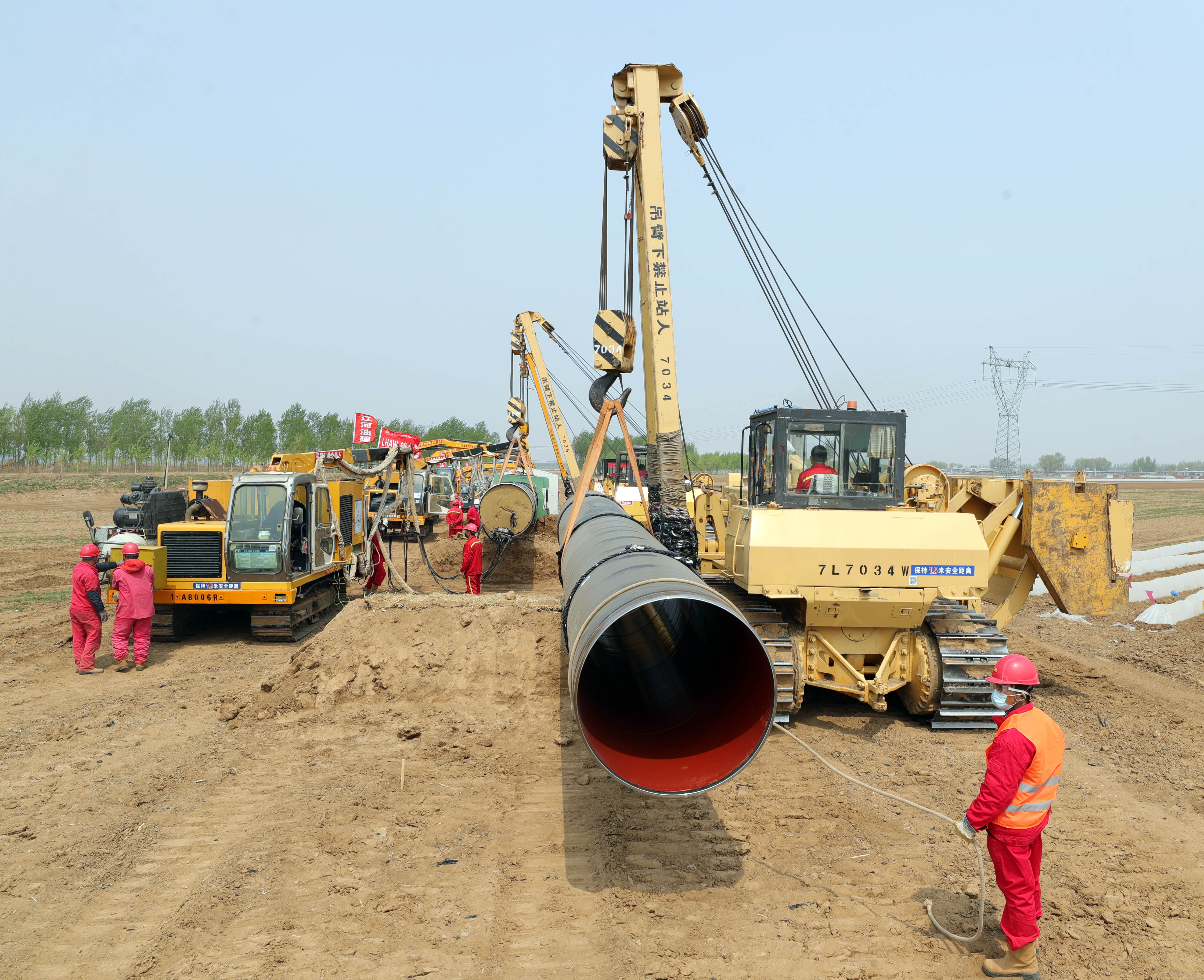 4月30日,在辽宁省凌海市,辽河油田建设公司工程技术人员进行管道组对