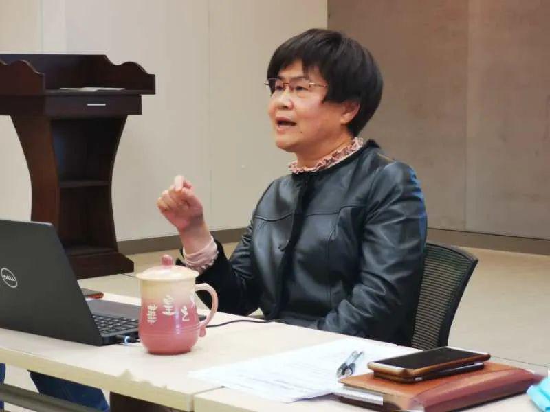 研讨会上中心副主任郑楚荣就如何充分利用《问卷星》,《问卷网》