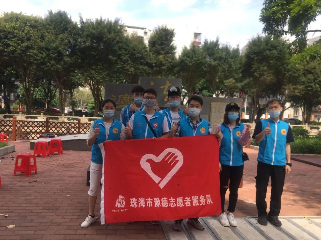 志愿者向社区工作人员表示,能抽空出来做点公益,为社区防疫工作做点