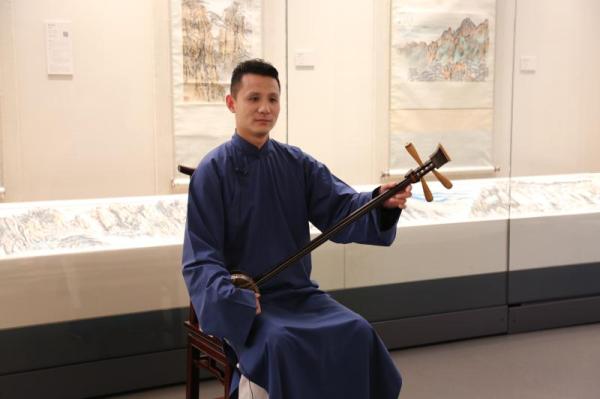上海评弹团演员周彬弹唱的《长松歌》写于1970年前后,"十天画一水