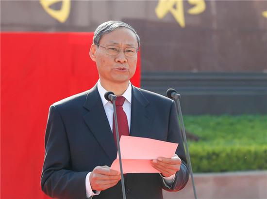 党委书记常乃军与教师代表,学生代表,老同志代表,校友代表一起为校庆