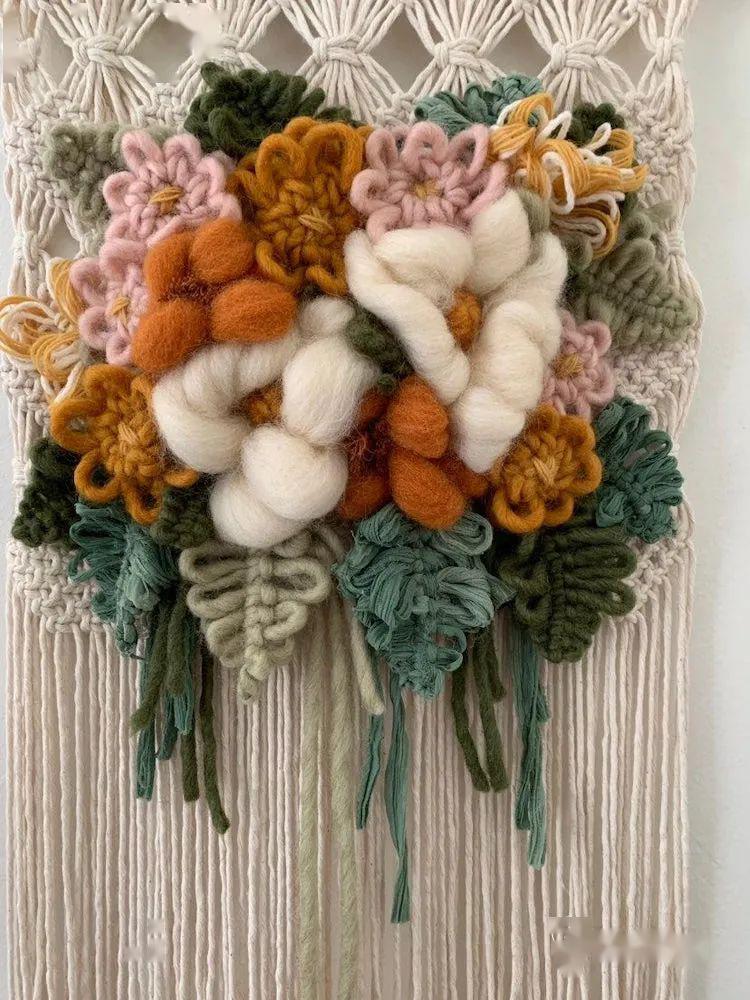 盛开在编织挂毯里的花朵