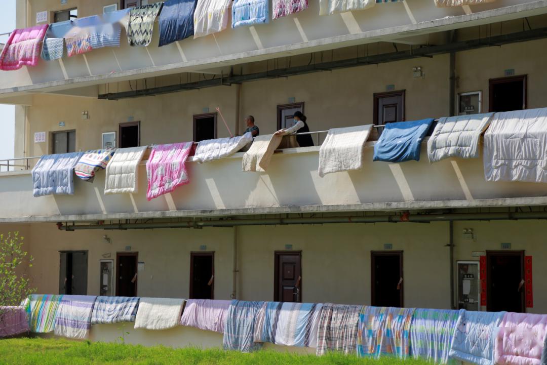 返校倒计时|宿管阿姨给你晒被子啦!_宿舍