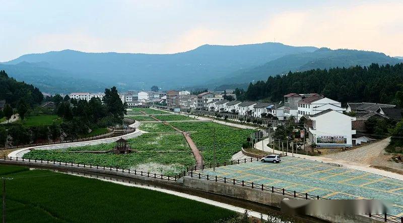 黄中强看得见水,望得到山,美丽双旗 何生剑阁县城北镇水池村登山亭