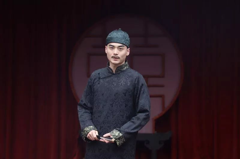 以上世纪30年代民国往事为背景从服装到道具,全部实景代入跨越古镇