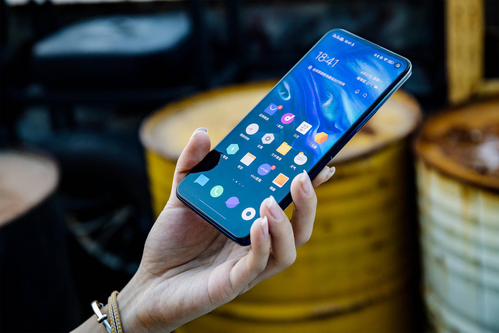 当用户从光线较暗的室内走到光线较亮的户外,iqoo neo3的屏幕亮度也会