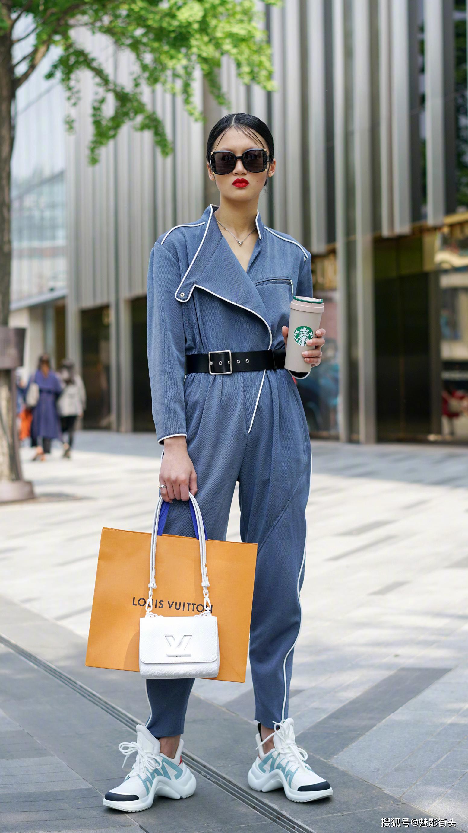 复古的老爹鞋"丑"出新高度,时髦的姑娘用它展现自己的时尚品味_美女