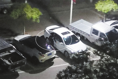 夜深人静,他逐辆拉车门