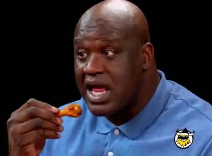 奥尼尔的手有多大?手比女友腰都宽 矿泉水在手里像奶瓶