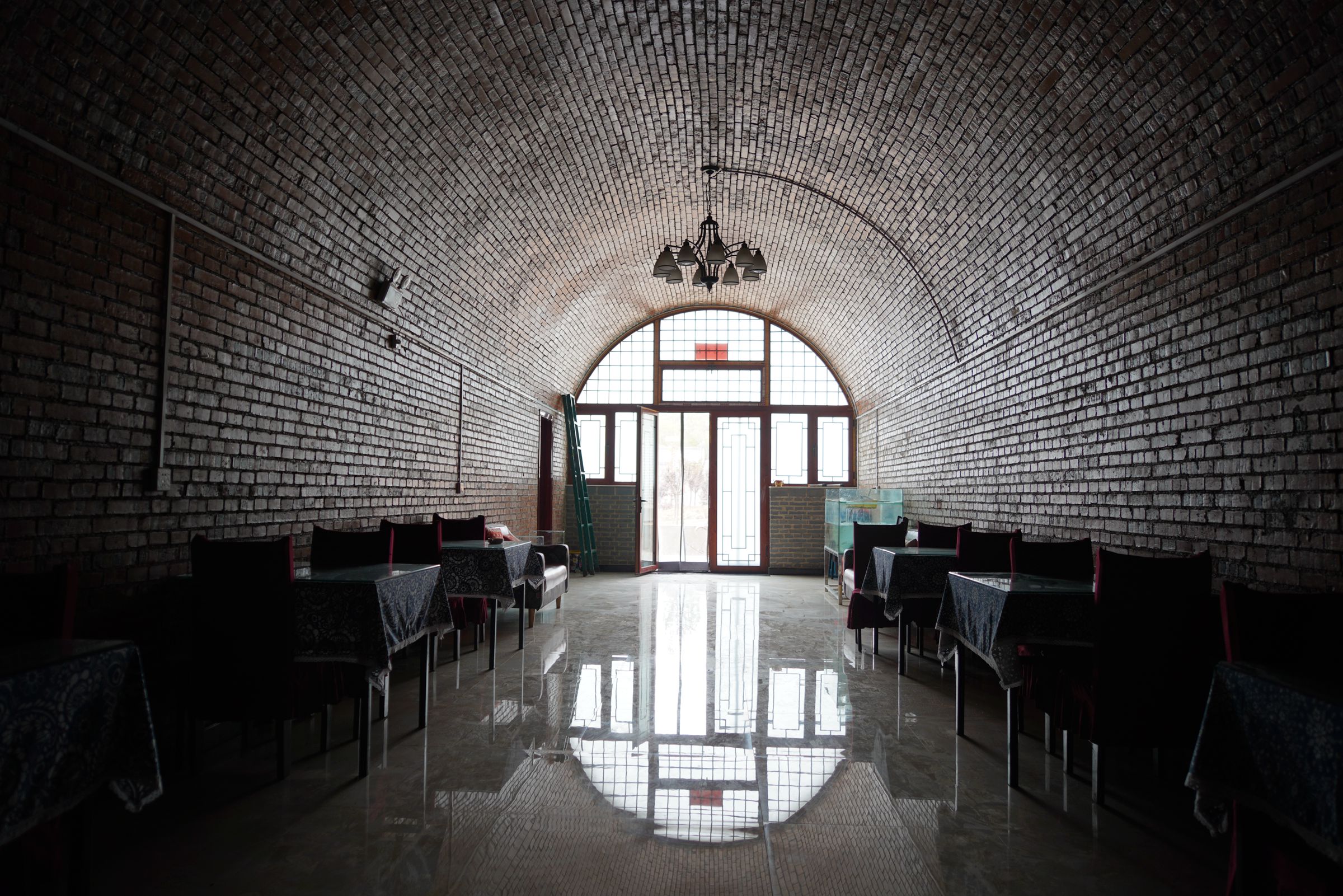 原创46岁农民投资200万黄土岭建成25孔窑洞月赚10万啥营生