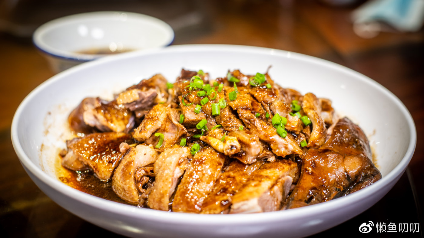 客家焗鹅是先将整只的鹅放在锅里滚动,直至六七成熟,再放进香菇等林林