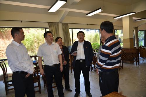 伍俊斌一行在相关人员的陪同下参观连樟党校(乡村振兴学院)学员餐厅