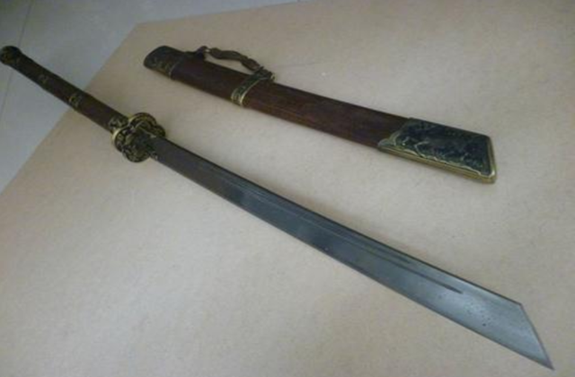 越王勾践剑:这是一款用青铜材料打造的兵器,春秋产国时期是越王的