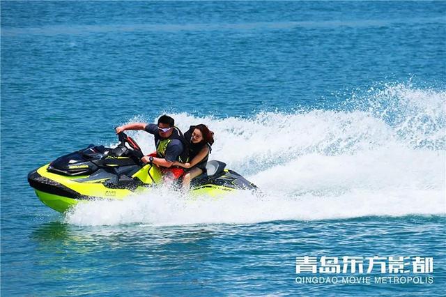 潜心等待即将到来的暑期,幻想和朋友一起乘游艇出海,香槟,比基尼派对