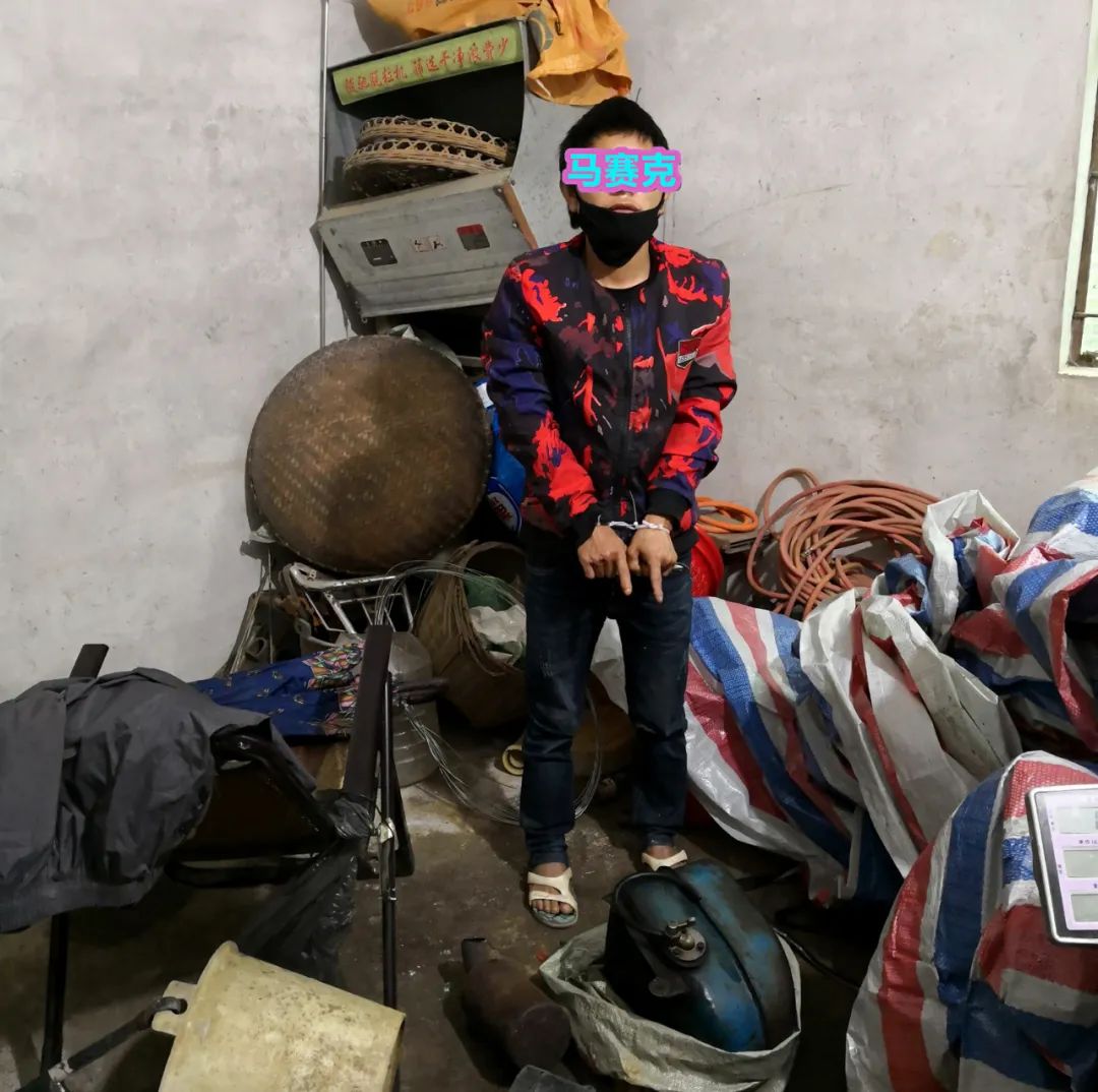 (图为犯罪嫌疑人指认盗窃的拖拉机现场)经查,该三名男子对其盗窃行为