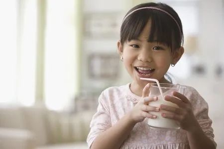 原创宝宝多大可以喝牛奶空腹不能喝娃喝牛奶的那些事你一定要知道