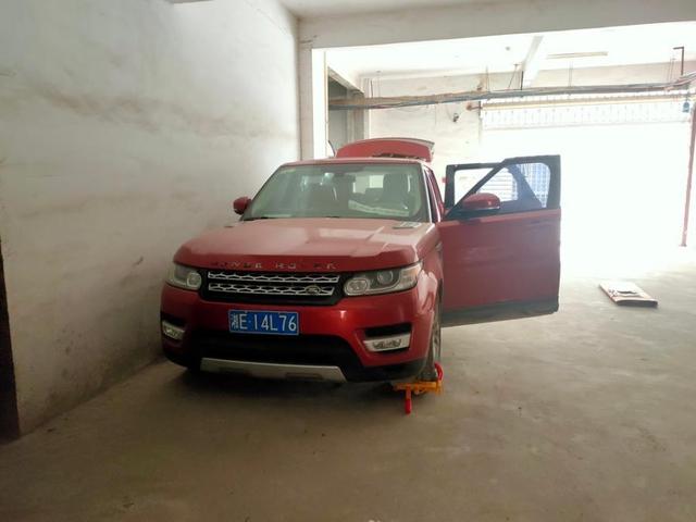 第二次拍卖湖南省邵东市一辆车牌为湘e14l76路虎揽胜越野车