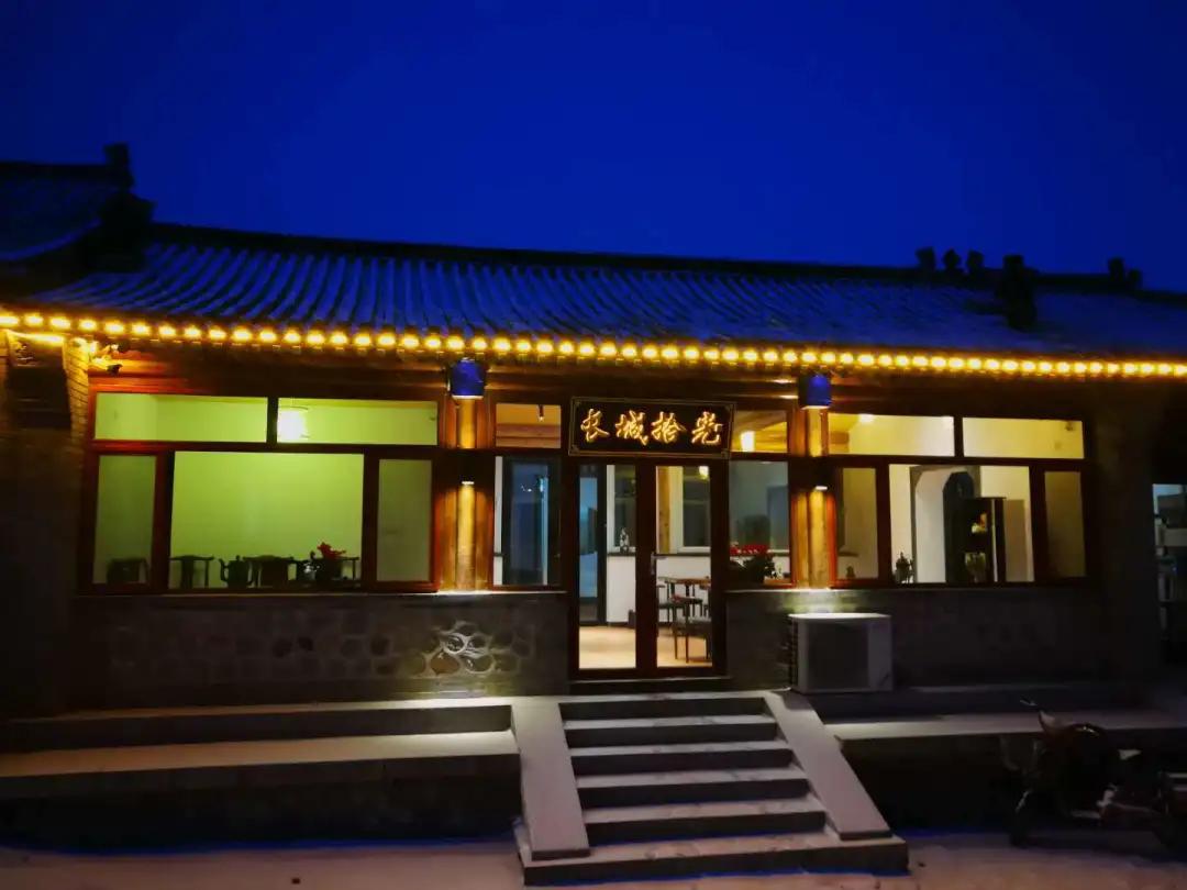 浅浅有幸在冬季住过这家名为"长城拾光"的民宿,新京派四合院式的院落