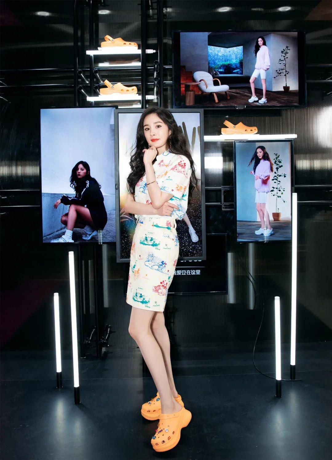 杨幂脚踝美上热搜连李佳琦都omg的时尚单品竟然是它