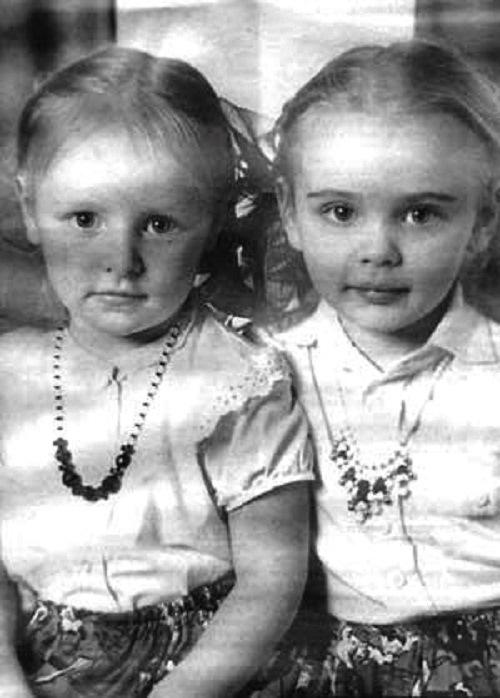 mariya与yekaterina只差了一岁,小时候就很像是双胞胎的两人仔细区分