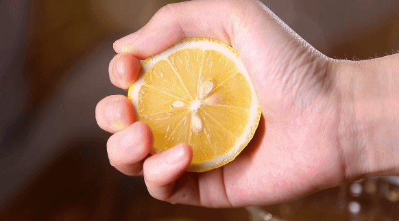 在逐步炎热的日子里,好心情都在这杯手打柠檬茶里啦!-手打柠檬茶