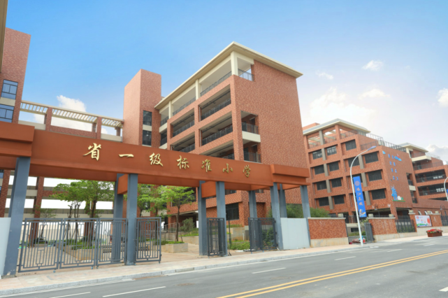 则是小区门口便是执信中学,去年8月在学校奠基仪式上,校长何勇曾表示