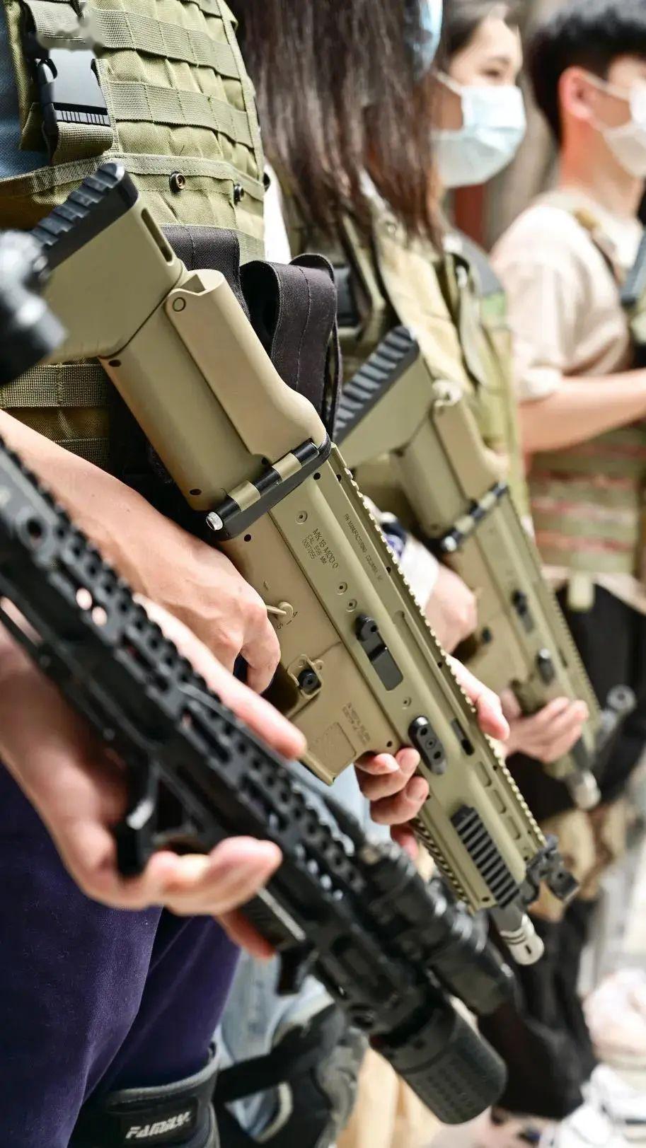 acar,m4a1,ak,98k每人都会配上一把标配的枪支平时总是在手机上吃鸡