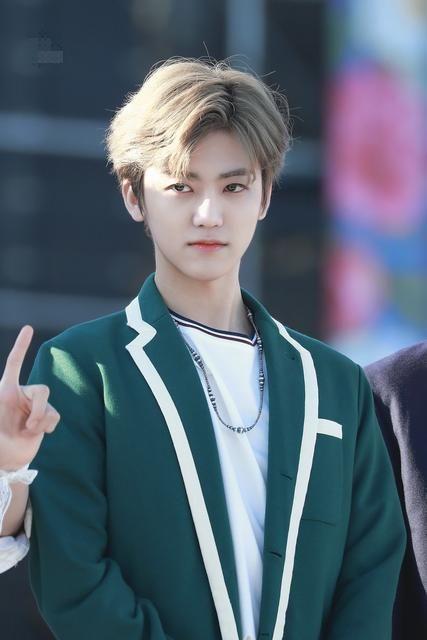 疑共用账号戴同款戒指,粉丝忙辟谣_金智仁