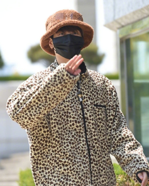 原创不在一个季节的got7有人短袖衬衣王嘉尔豹纹厚外套配毛帽子