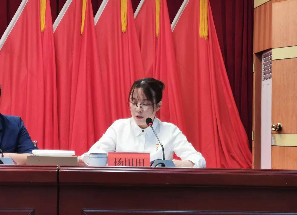 会上,副县长邓小英宣读表彰决定,对21个先进集体和71名先进个人进行了