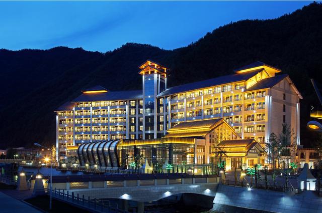 一山一河的山峦美景之中【酒店地址】商洛市柞水县乾佑街道05木王杜鹃