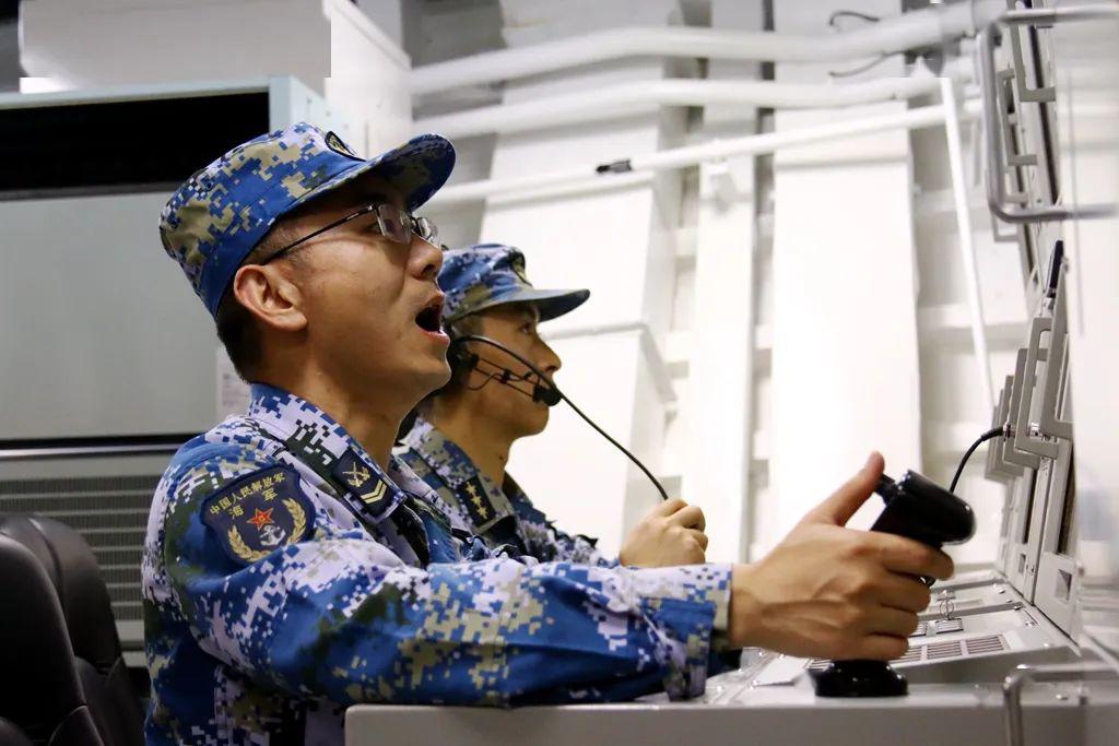 爸爸不得不分出一半爱给我的鱼雷对不起,孩子爸爸是一名声纳兵今天