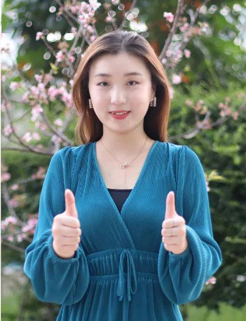 (左滑,摘下他的口罩)甲岸社区健康服务中心主任 谢艺明(左滑,摘下他的