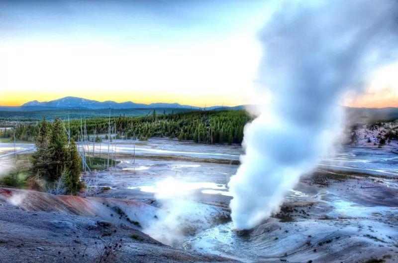 地热资源主要包括:天然出露的温泉,通过热泵技术开采利用的浅层地热能