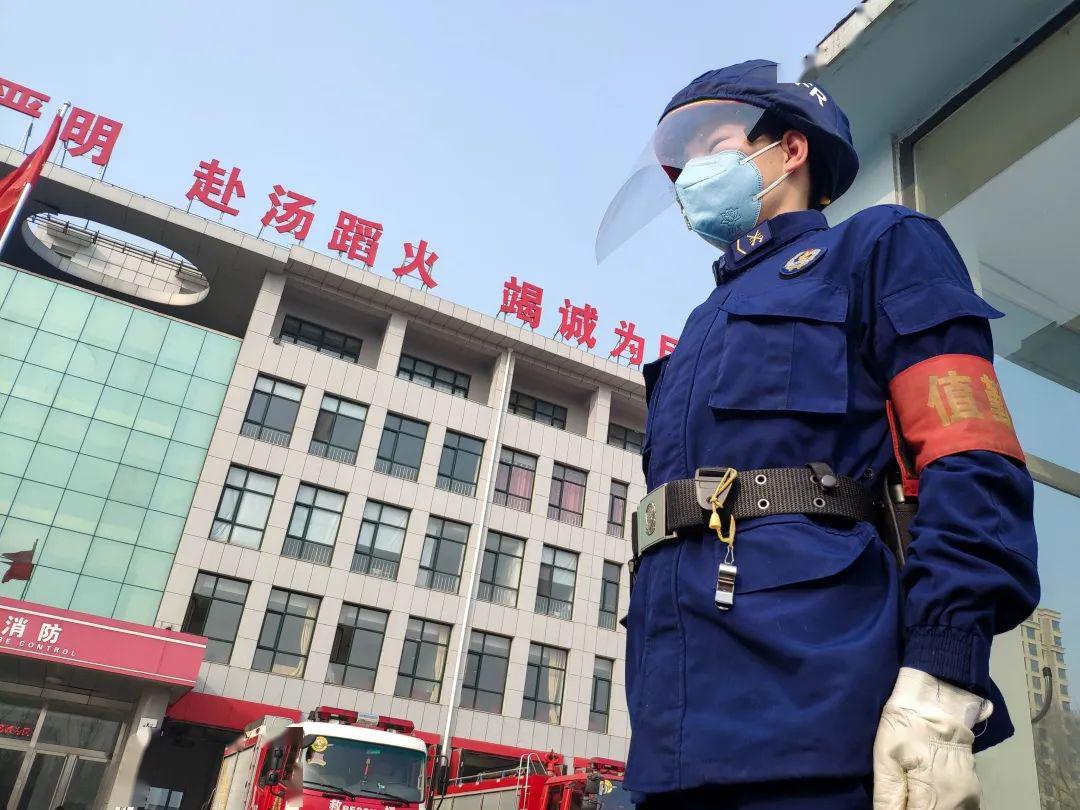 "门面"哨兵始终屹立不动无论骄阳似火还是风吹雨打哨兵是消防队伍不可